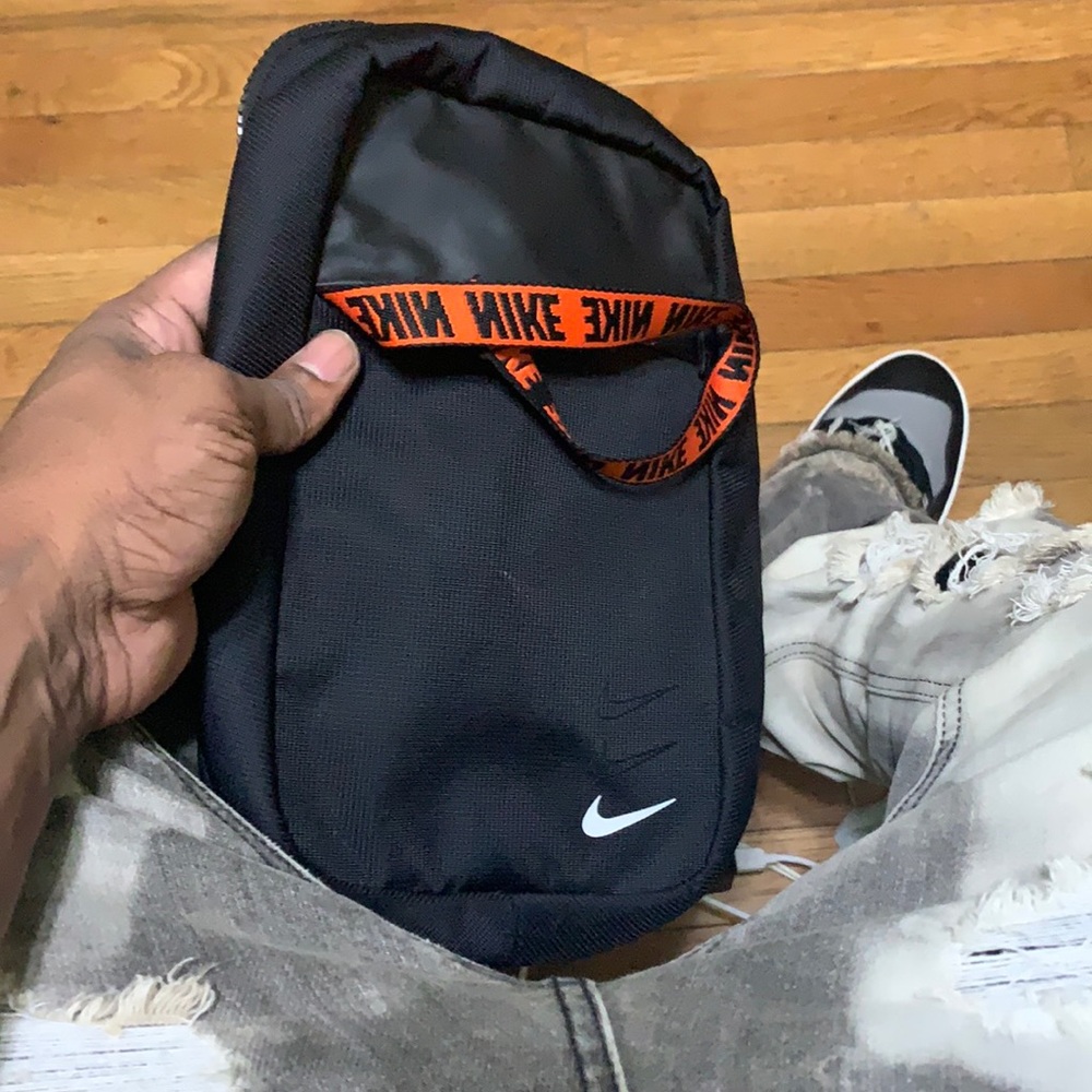 Nike essential sportswear shoulder pack
